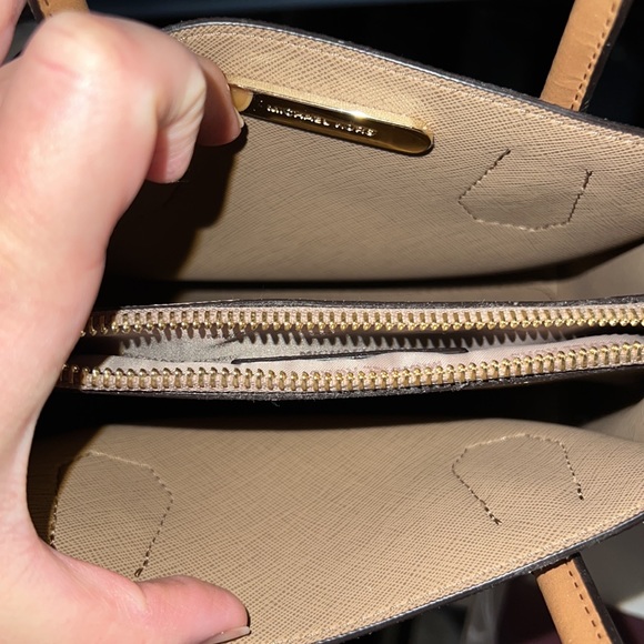 Michael Kors Mercer Logo Medium Messenger Bag - Picture 16 of 17